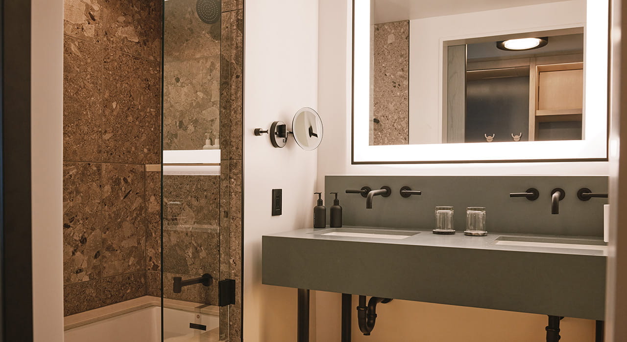 bathroom in flatiron queens