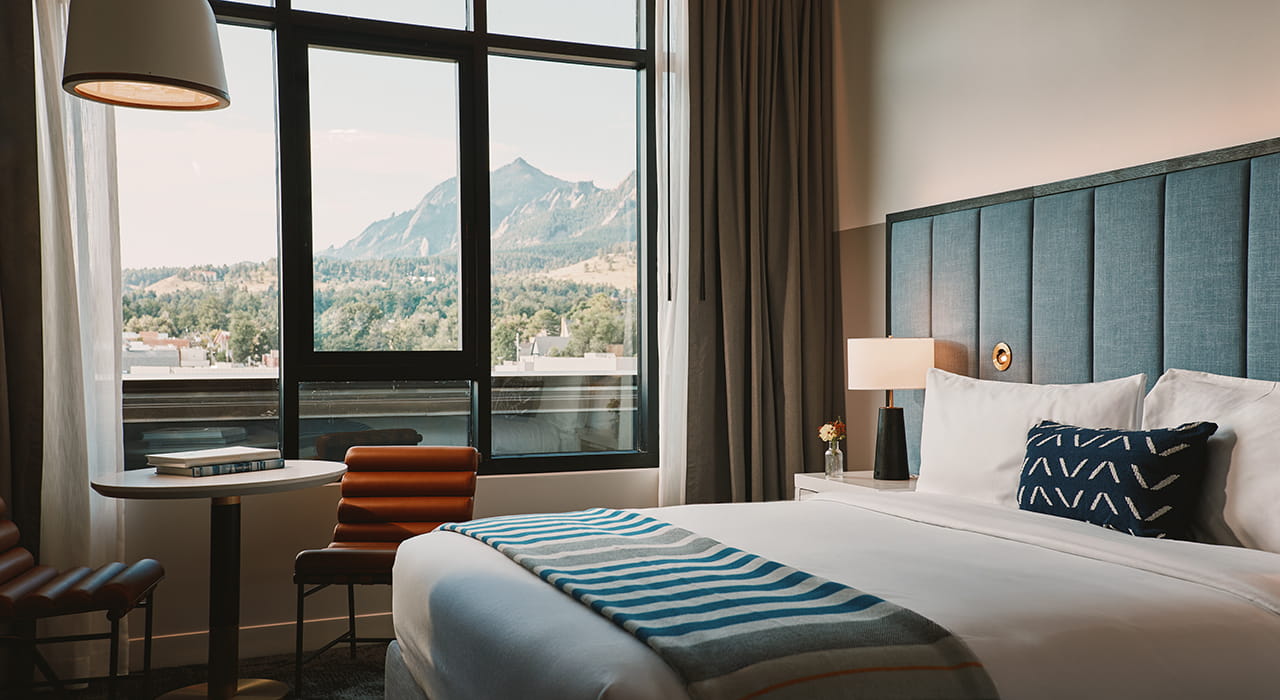 king bed room overlooking flatirons
