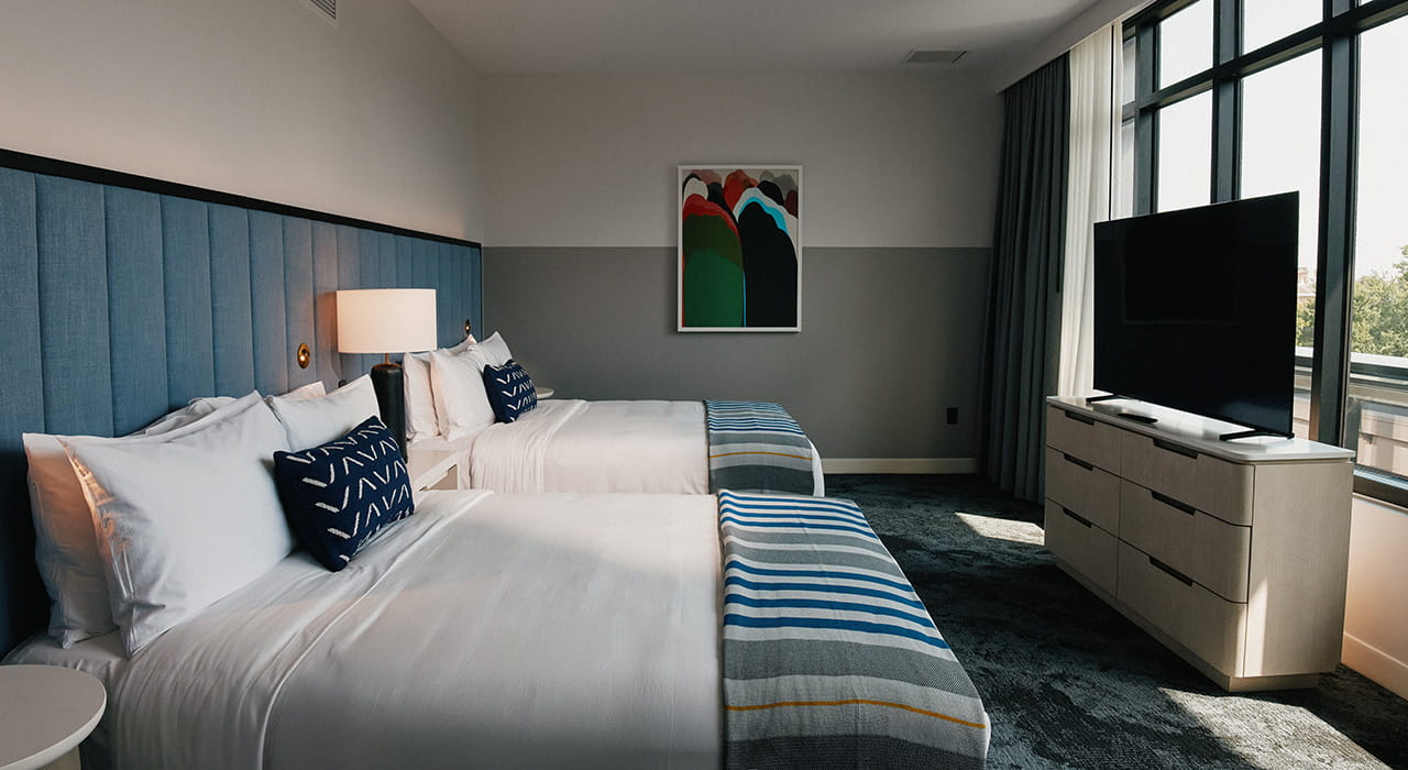 queen beds in limelight suite