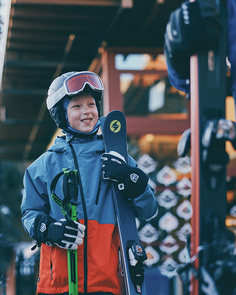 kid with skis 
