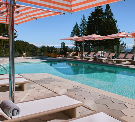 outdoor pool at limelight mammoth