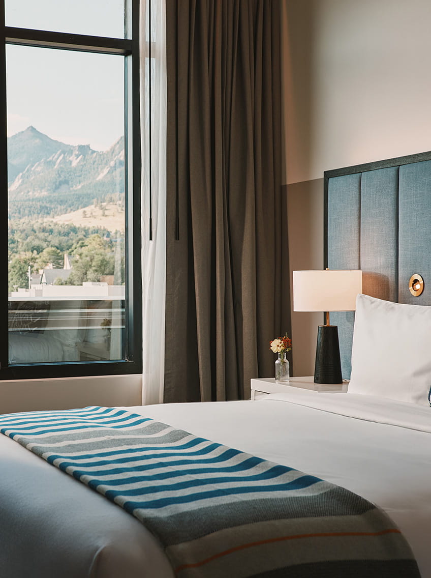 king bed overlooking flatirons